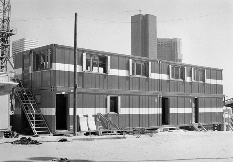 Logiblocs, Paris [cellules monoblocs, sur le chantier de construction du C.N.I.T. ?], années 1970.
