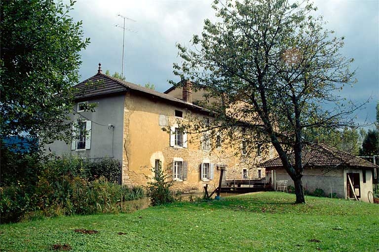 Façade postérieure du logement patronal (G), passerelle et ancien battoir à chanvre.