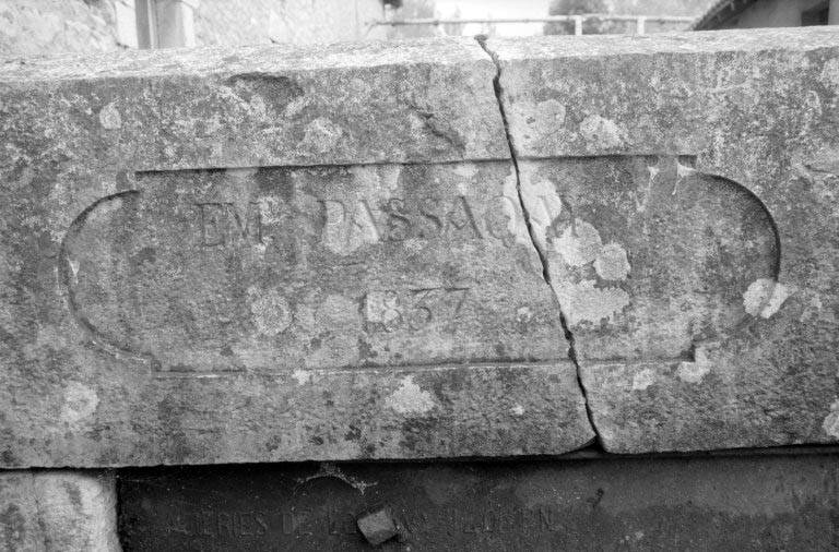 Inscription sur le garde-corps de la passerelle.