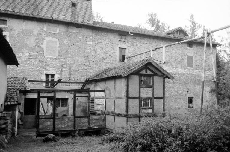 Magasin industriel et salle des machines en ruine.