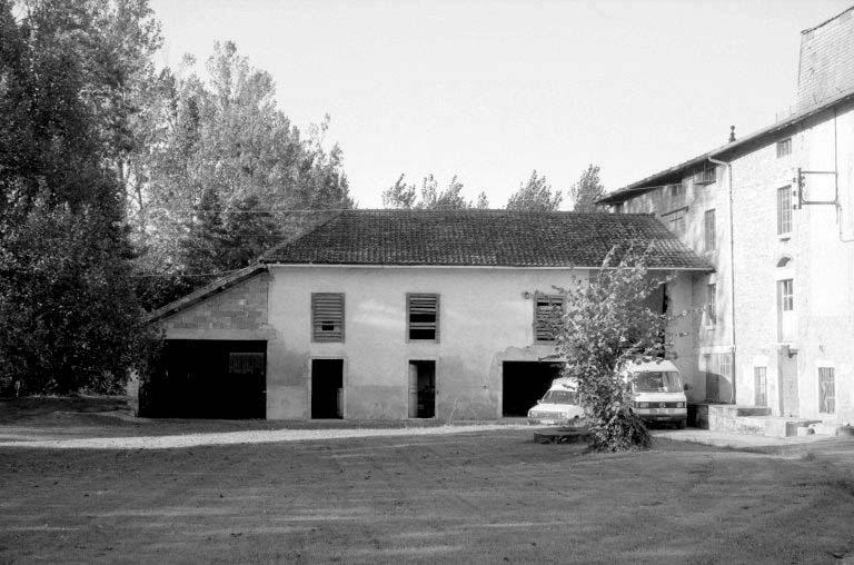 Ancienne étable et remise d'automobile.