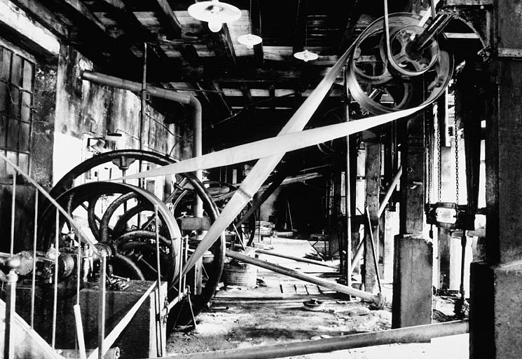 Système d'entraînement : côté transmission.Manivelle et volant d'inertie à droite, bielle au centre.