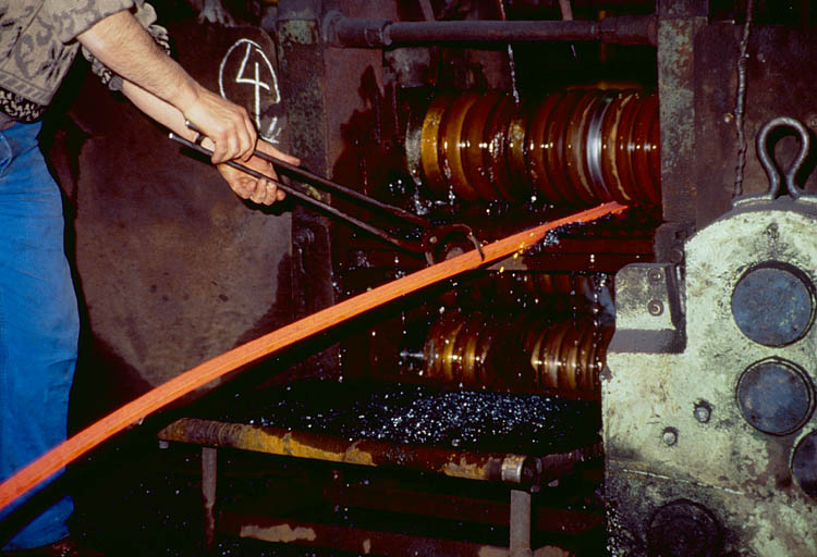 Laminoir : travail en cage de dégrossis (détail).