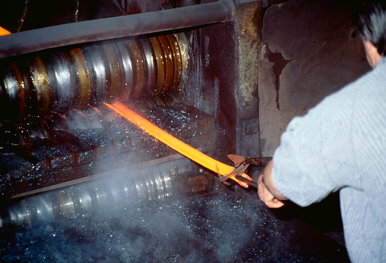 Laminoir : travail en cage de dégrossis (détail).