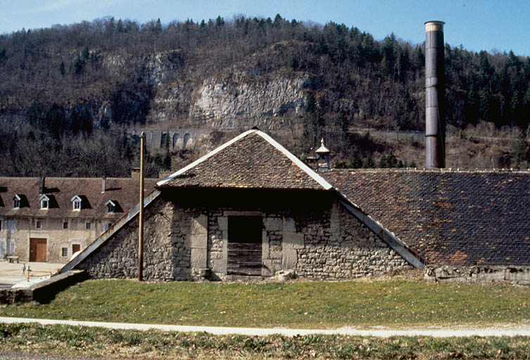 Mur pignon de l'aile sud, côté halle à charbon, en hiver.