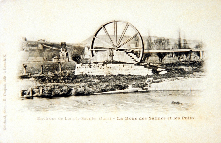 Environs de Lons-le-Saunier (Jura) - La Roue des Salines et les Puits.