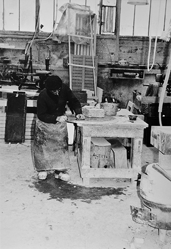 Moulurage (travail à la main), en 1974.