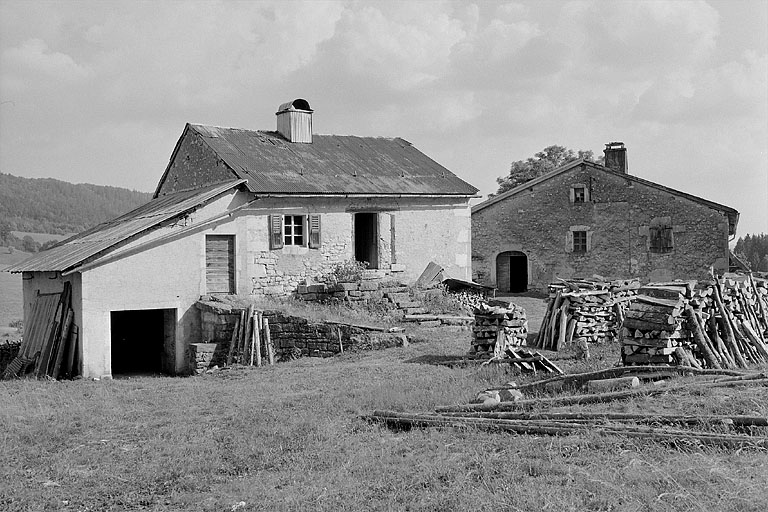 Face droite de la ferme avec au premier plan la façade postérieure de la maison de douaniers.