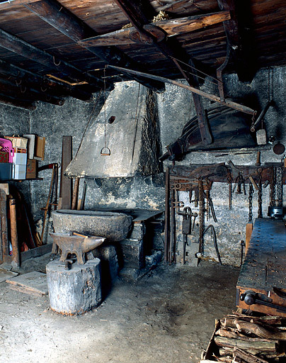 Vue générale de l'intérieur de la forge.
