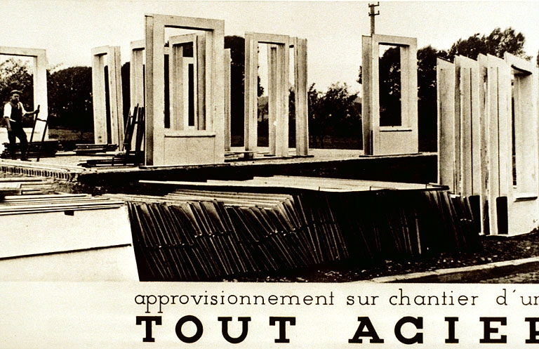 Montage d'une maison tout acier dans les années 1930 : mise en place des baies.