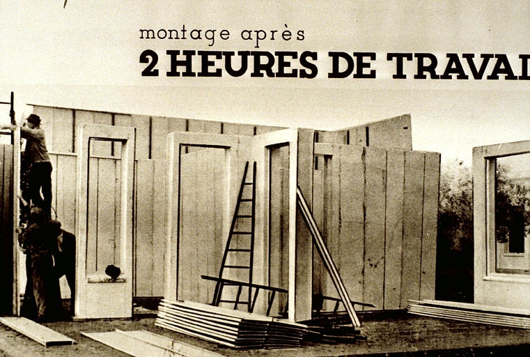 Montage d'une maison tout acier dans les années 1930 : mise en place des murs.