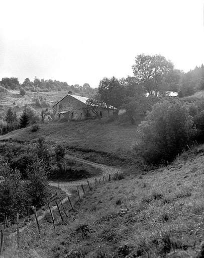 Vue de la ferme dans le paysage.