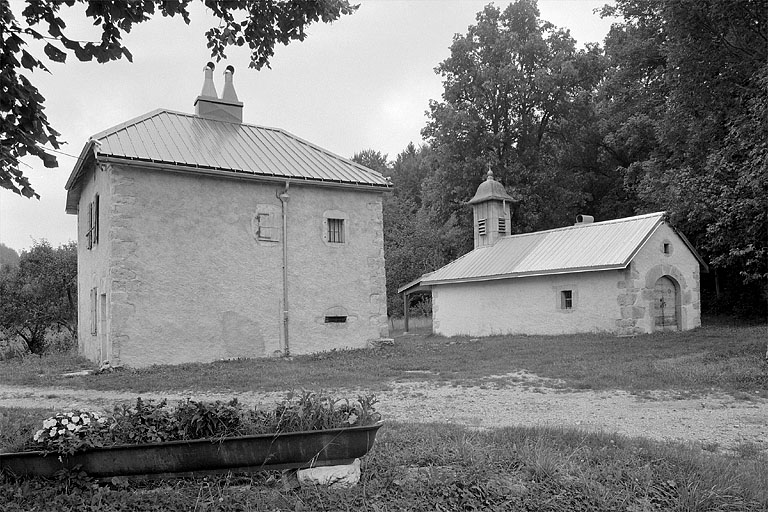 Façade postérieure de la chapelle, à ses côtés la maison d'habitation.