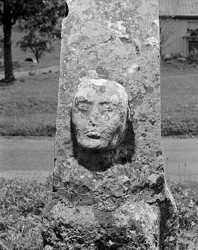 Tête sculptée sur la face postérieure de la croix, vue de face.