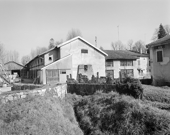 Mur pignon sud de la scierie (abri de la noria) et atelier de réparation.