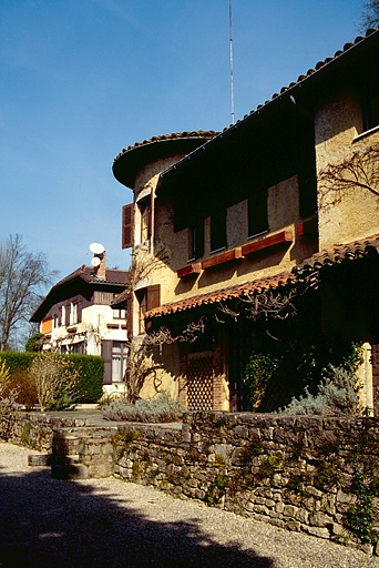 Façades antérieures des logements patronaux (O, P).