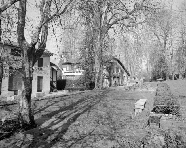 Façades latérale gauche et postérieure du logement patronal (P).