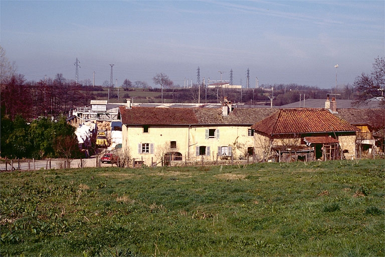 Usine de taille de matériaux de construction Carron, à Saint-Amour : vue d'ensemble, depuis le sud-est.
