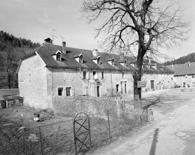 Logement d'ouvriers côté cour, vu de trois quarts gauche.