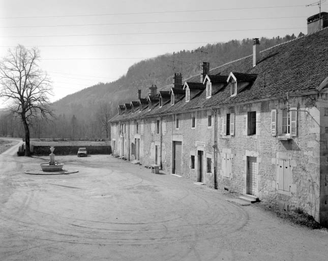 Logement d'ouvriers côté cour, vu de trois quarts droite.