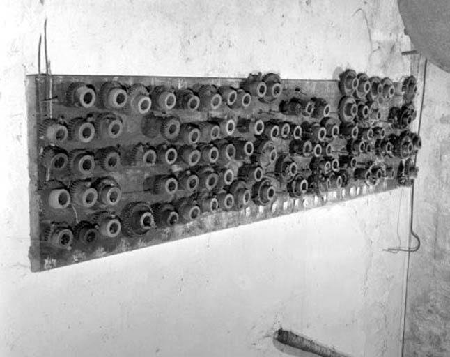 Ratelier de roues dentées pour les cardes, vu de trois quarts.