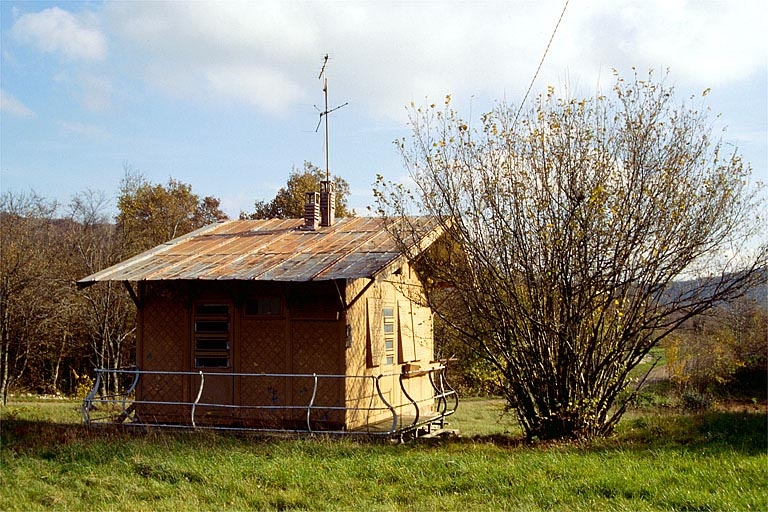 Maison (bungalow) dans la commune de Montagna-le-Reconduit : vue d'ensemble.