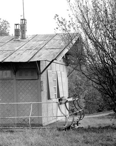 Maison (bungalow) dans la commune de Montagna-le-Reconduit : façade latérale droite.