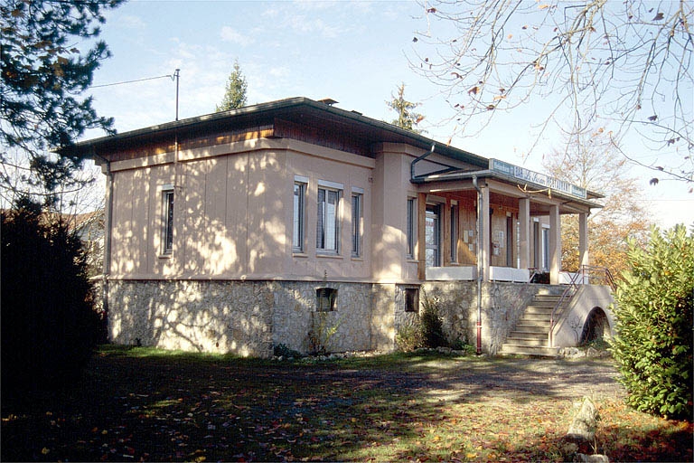 Façade antérieure vue de trois quarts gauche.