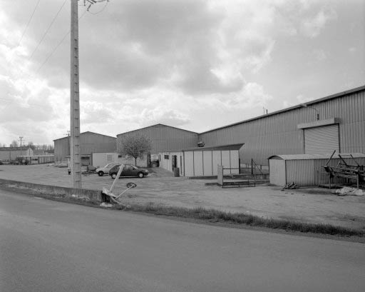 Atelier de fabrication et bungalow (A).