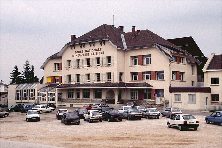 Façade antérieure de trois quarts droit.