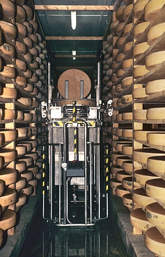 Robot de retournement et de salage des meules de comté.