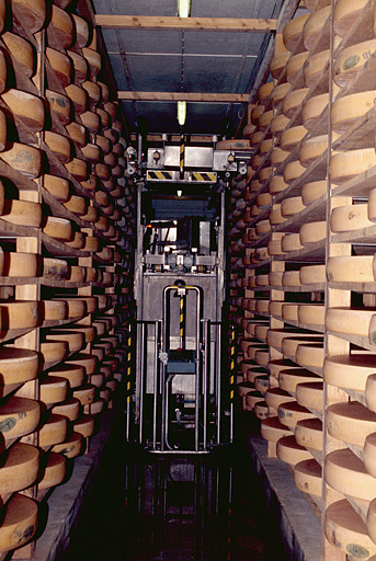 Robot de retournement et salage des meules de comté.