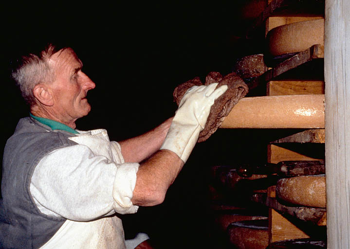 Salage et retournement manuel des meules de comté.