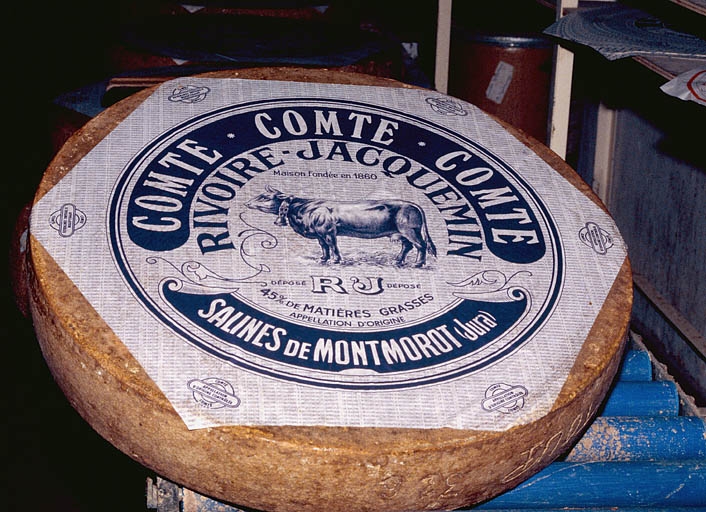 Meule de comté étiquetée.