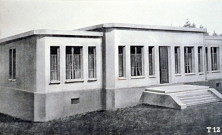 Façade antérieure d'une maison T12 dans les années 1930.