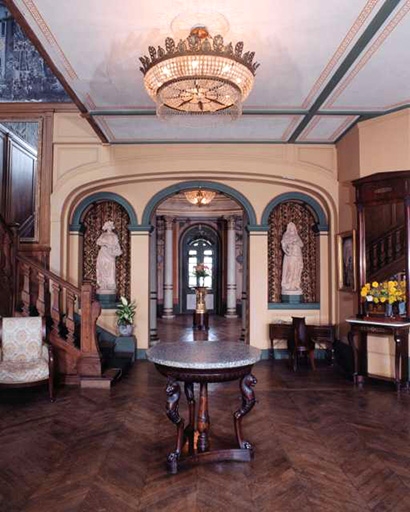 Intérieur : vestibule de face avec plafond et lustre.