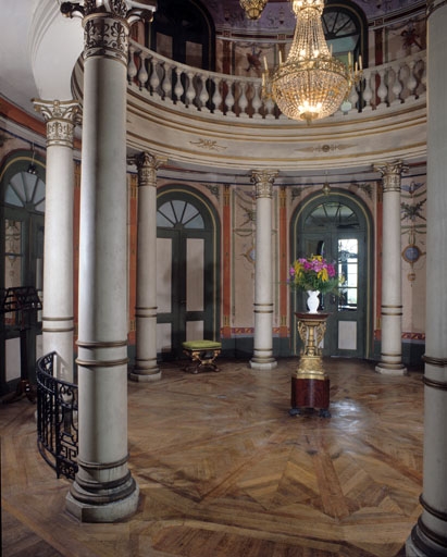 Intérieur : rez de chaussée de la rotonde, de trois quarts gauche.