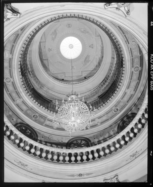 Intérieur : vue de la rotonde en contre-plongée.