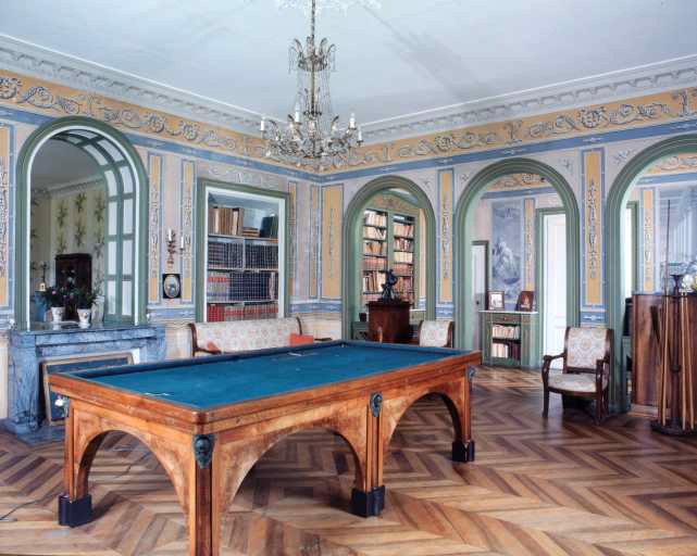 Intérieur : salle du billard et petit salon, de trois quarts.