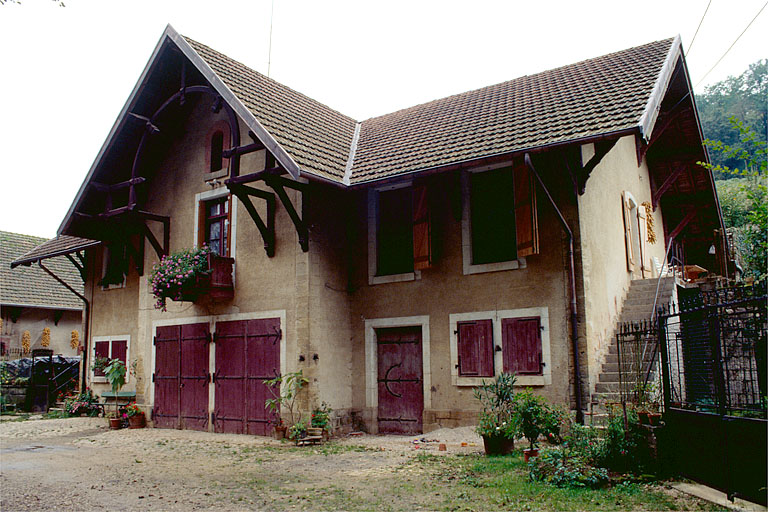 Conciergerie et remisesConciergerie et remises, vues depuis le nord-est.