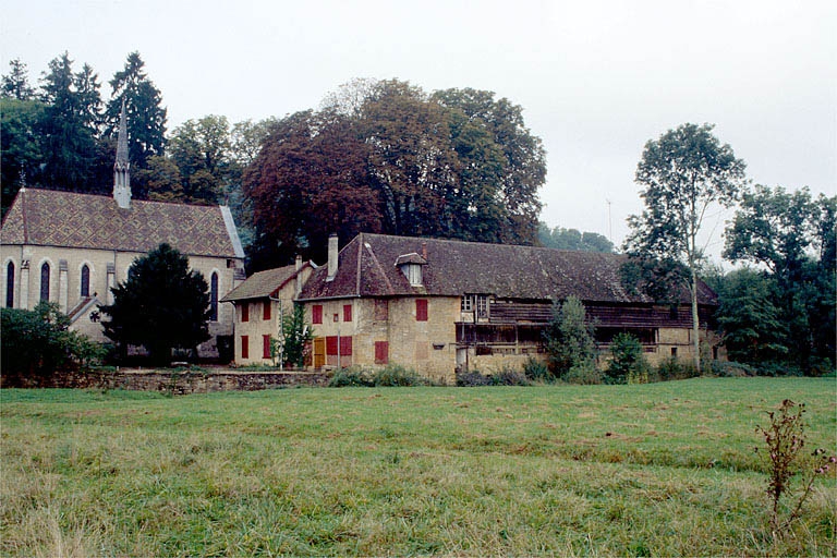 Vue depuis le sud-est.De gauche à droite : chapelle, école et atelier de fabrication le long de la Brenne.