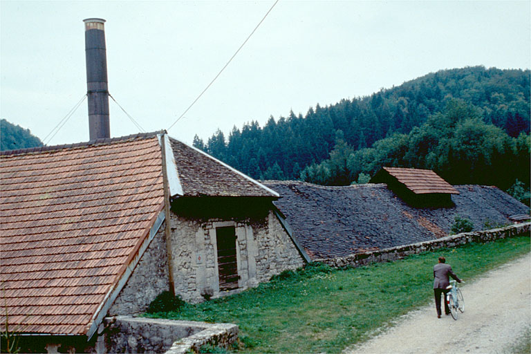 Vue des bâtiments depuis la route départementale.