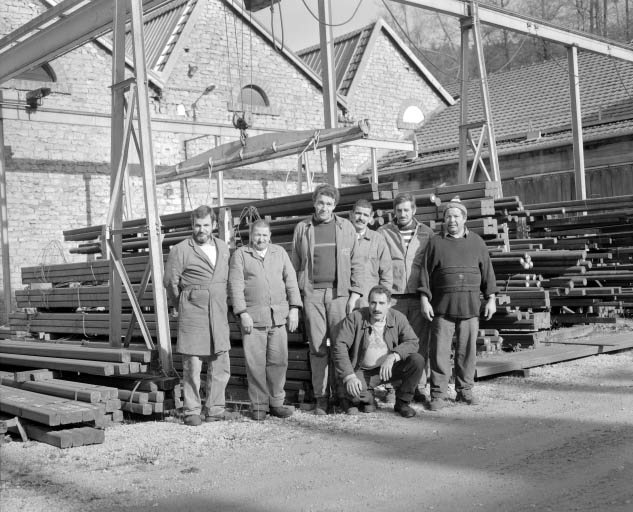 L'équipe des ouvriers du laminoir dans la cour de l'usine.