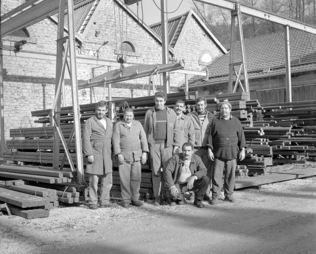 L'équipe des ouvriers du laminoir dans la cour de l'usine.