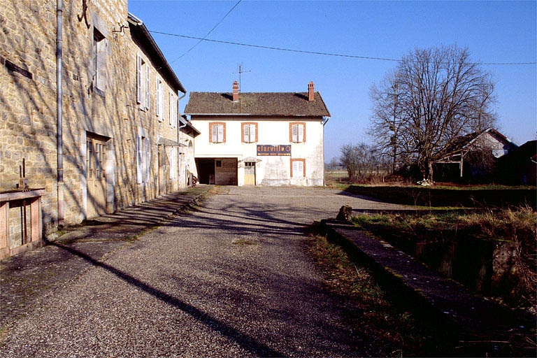 Vue depuis l'entrée.De gauche à droite : atelier de fabrication, logement patronal et parties agricoles, logement d'ouvriers, remise à automobile.
