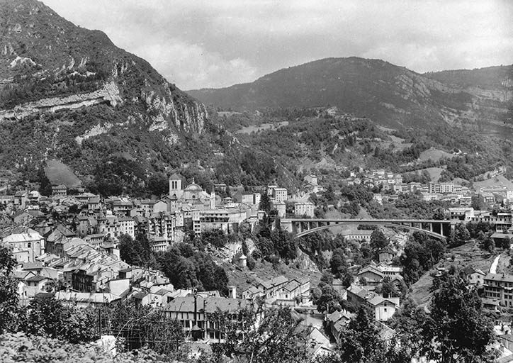 Vue d'ensemble de la ville depuis le nord-ouest, avec le Grand Pont.