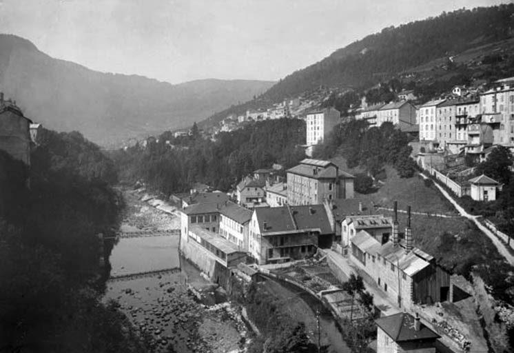 [Vue d'ensemble de l'usine depuis le Pont de pierre].