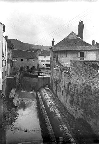 Bassin de retenue et conduite forcée depuis le pont.