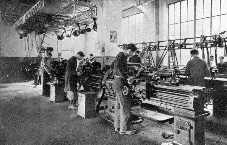 L'atelier de mécanique (tournage), photographie, par R. Ronget, s.d. [entre 1932 et 1949].