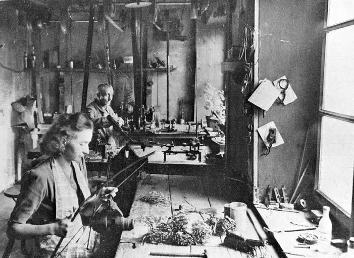 [Intérieur d'un atelier de lunetier], décennie 1940.